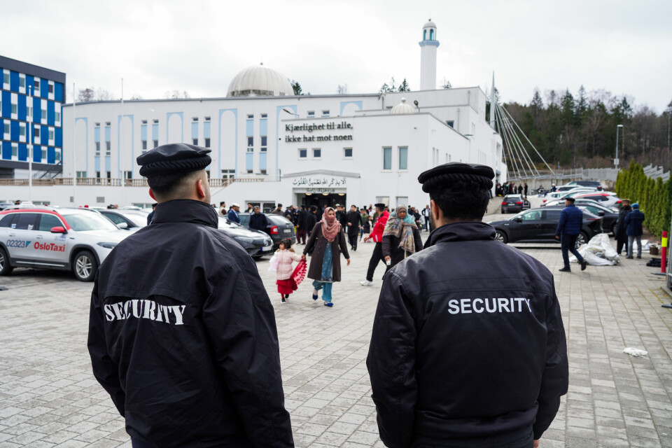 Oslo 20240410. Bait-un-Nasr moskeen, også kjent som Furuset moske, har økt sikkerheten under feiring av den muslimsk høytiden Id.