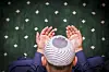 Oslo 20240410. I dag feirer over 200.000 muslimer i Norge Eid Ul-fitr, som er festen etter fastemåneden ramadan. Moskeen til Søndre Nordstrand Muslimske Senter på Mortensrud er fylt til randen når muslimer kommer for å be id-bønn etter at ramadan er over. Etter bønn klemmer alle hverandre og ønsker hverandre en god id-feiring.