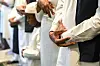Oslo 20240410. I dag feirer over 200.000 muslimer i Norge Eid Ul-fitr, som er festen etter fastemåneden ramadan. Moskeen til Søndre Nordstrand Muslimske Senter på Mortensrud er fylt til randen når muslimer kommer for å be id-bønn etter at ramadan er over. Etter bønn klemmer alle hverandre og ønsker hverandre en god id-feiring.