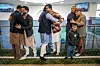 Oslo 20240410. I dag feirer over 200.000 muslimer i Norge Eid Ul-fitr, som er festen etter fastemåneden ramadan. Moskeen til Søndre Nordstrand Muslimske Senter på Mortensrud er fylt til randen når muslimer kommer for å be id-bønn etter at ramadan er over. Etter bønn klemmer alle hverandre og ønsker hverandre en god id-feiring.