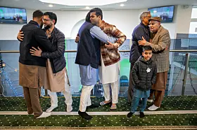 Oslo 20240410. I dag feirer over 200.000 muslimer i Norge Eid Ul-fitr, som er festen etter fastemåneden ramadan. Moskeen til Søndre Nordstrand Muslimske Senter på Mortensrud er fylt til randen når muslimer kommer for å be id-bønn etter at ramadan er over. Etter bønn klemmer alle hverandre og ønsker hverandre en god id-feiring.