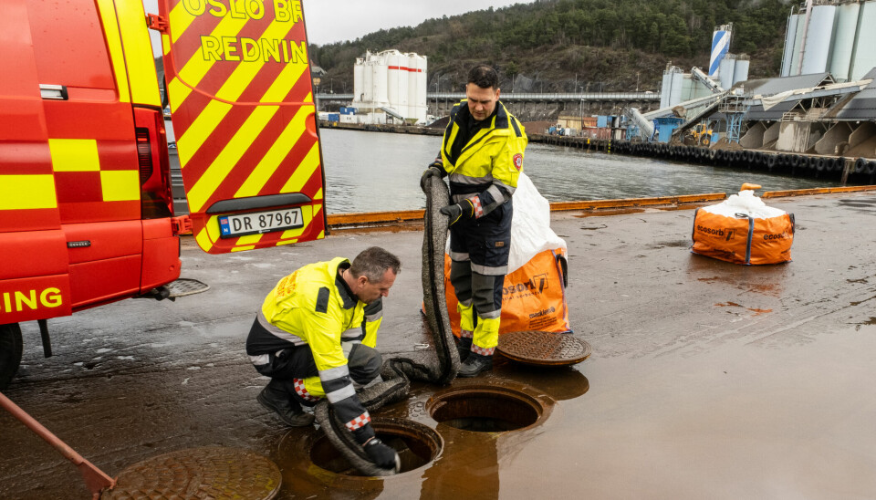 Fagfolk fra Oslo brann- og redningsetat legger ut lenser i fem kummer på Nordre Sjursøykai.
