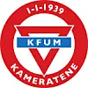 Bilde av KFUM-Kameratene Oslos logo: En rød trekant på hvit bakgrunn, omkranset av en rød sirkel med grunnleggelsesdato 1-1-1939. Over trekanten er et blått rektangel hvor det står KFUM.
