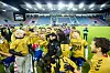 Flere av spillerne på KFUM-Kameratene Oslo smilende og jublende på fotballbanen.