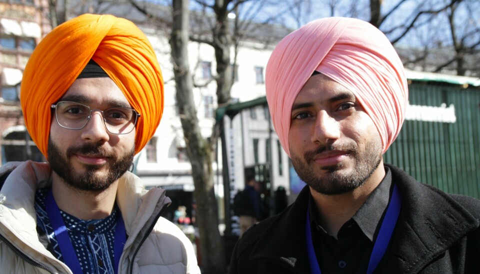 Man Mohan Singh (26) og Himanshu Bhalla (26) er storfornøyde med turbandagen.