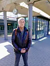 Mann på togstasjon