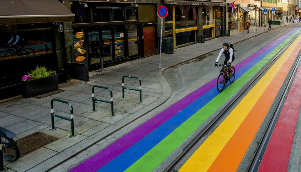 Oslo 20220907. Rosenkrantzgate er farget i regnbuefarger utenfor London pub der to personer ble skutt og drept og 23 personer skadet. Foto: Stian Lysberg Solum / NTB