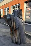 En treskulptur på størrelse med et barn.