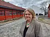 Barbro Eiker har 25 år bak seg som ansatte ved Mortensrud skole. Og sier hun trives bedre enn noensinne. Foto: Arnsten Linstad