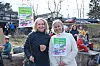 Protestfest for skogflekken i Ravnåsen. Sissel Haddeland og Sandra Schmid