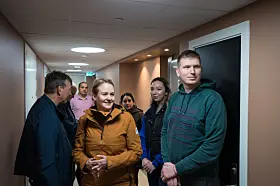 Byråd for sosiale tjenester, Julianne Ferskaug (i midten), roser arbeidet med det nye flyktningshuset.
