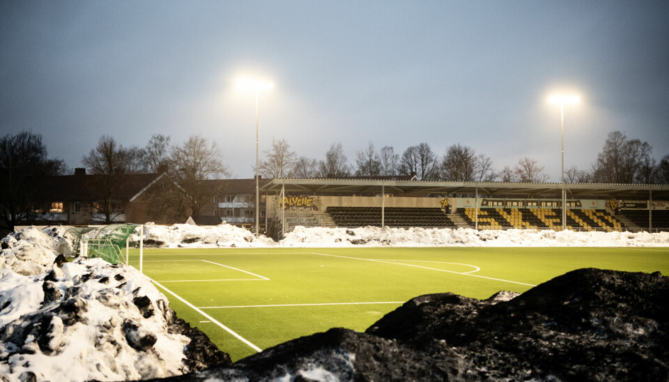 Oslo 20240222. Gummigranulat på kunstgressbaner er en miljøutfodring flere steder. Her fra Nordre Åsen idrettsanlegg i Oslo.Foto: Annika Byrde / NTB