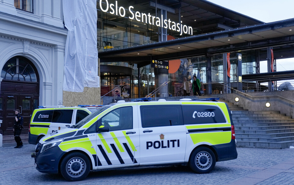 Oslo 20240429. Politiet søker etter en person som er sett med et mulig håndvåpen på Oslo S tirsdag kveld.Foto: Fredrik Varfjell / NTB