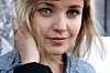 Nærbilde av Thea Glenton Raknes, vokalist i bandet Thea & The Wild.