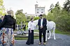 Dronning Sonja i samtale med den italienske kunstneren Davide Rivalta som stiller ut skulpturer på Oscarshall på Bygdøy i Oslo.