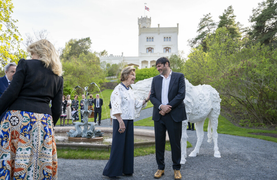 Dronning Sonja i samtale med den italienske kunstneren Davide Rivalta som stiller ut skulpturer på Oscarshall på Bygdøy i Oslo.