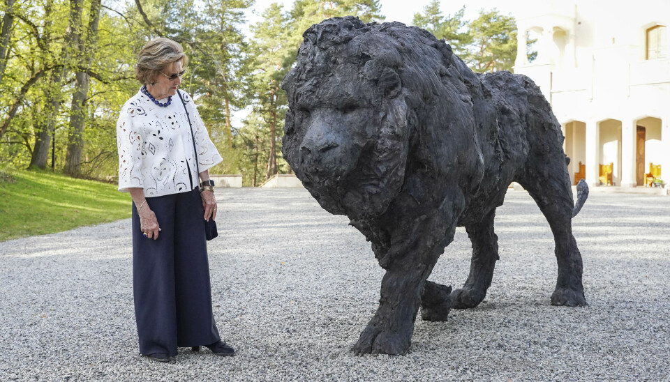 Dronning Sonja studerer en av skulpturene til den italienske kunstneren Davide Rivalta på Oscarshall på Bygdøy i Oslo.