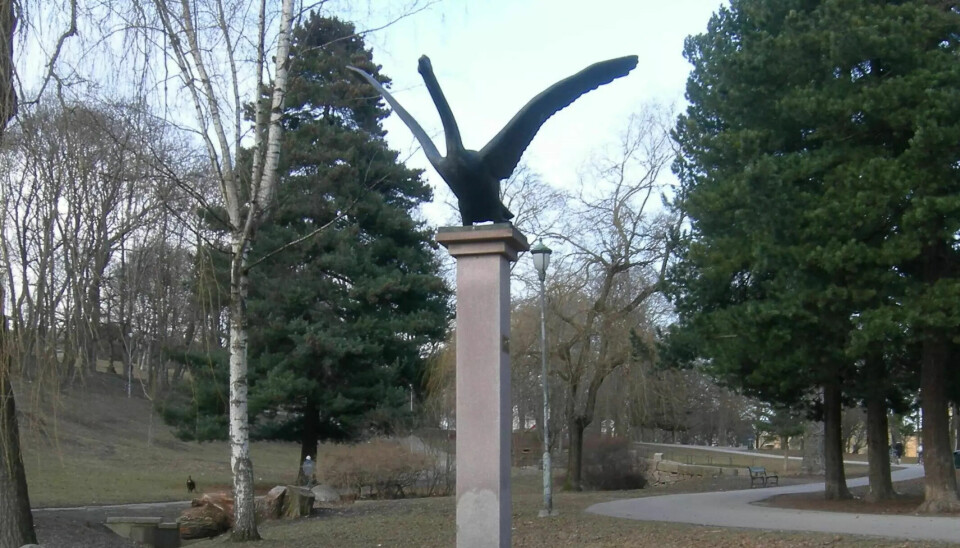 «Svane i flukt» av Arne Durban ble gitt i gave fra St. Hanshaugen Vel i 1981, og inngår i Oslo kommunes kunstsamling. Sommeren 2022 veltet den over en kvinne som hadde hengt hengekøya si til skulpturen.