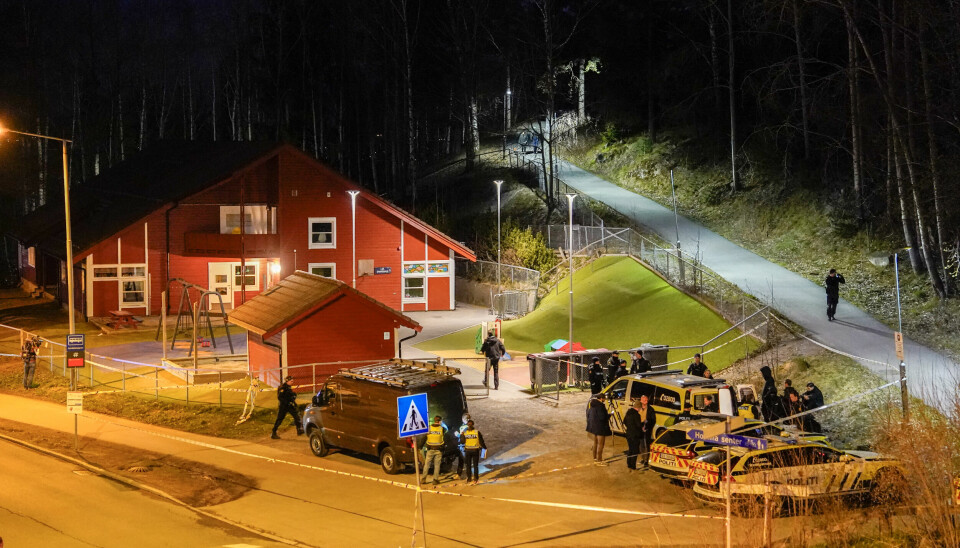 Oslo 20240422. Politiet er på stedet etter en person skal være skutt i overkroppen på Holmlia.