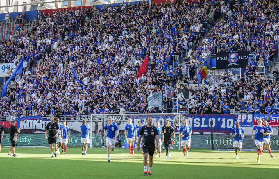 Oslo 20240516. Vålerenga-supportere fyller tribunen før kampstart i 1. divisjonskampen i fotball mellom Vålerenga og Kongssvinger på Intility Arena.
