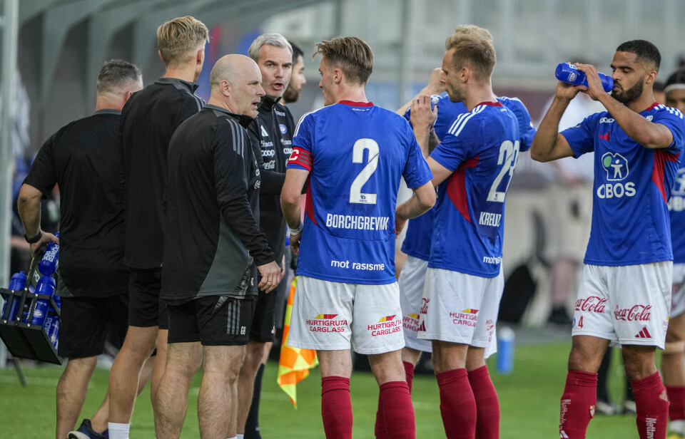 Oslo 20240516. Vålerengas trener Geir Bakke snakker med spillere under 1. divisjonskampen i fotball mellom Vålerenga og Kongssvinger på Intility Arena.