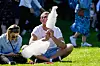 Oslo 20240517. Folk sitter i slottsparken og ser på barnetoget. Foto: Heiko Junge / NTB