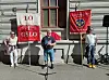 Ingunn Gjerstad, LO i Oslo, Per-Ivar Nilsen og Magne Glimdalen, fra avd. 1 i Fellesforbundet, avduket skiltet som midlertidig erstattet det sjålne skiltet.