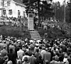 Etter krigen blei en bauta reist på Årvoll, til minne om Rolf Wickstrøm og Viggo Hansteen. Bildet er tatt under en bekransning av bautaen i 1955.