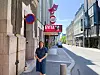 Karoline Petronella Ulfsdatter Schau utenfor Oslo Nye Teater.