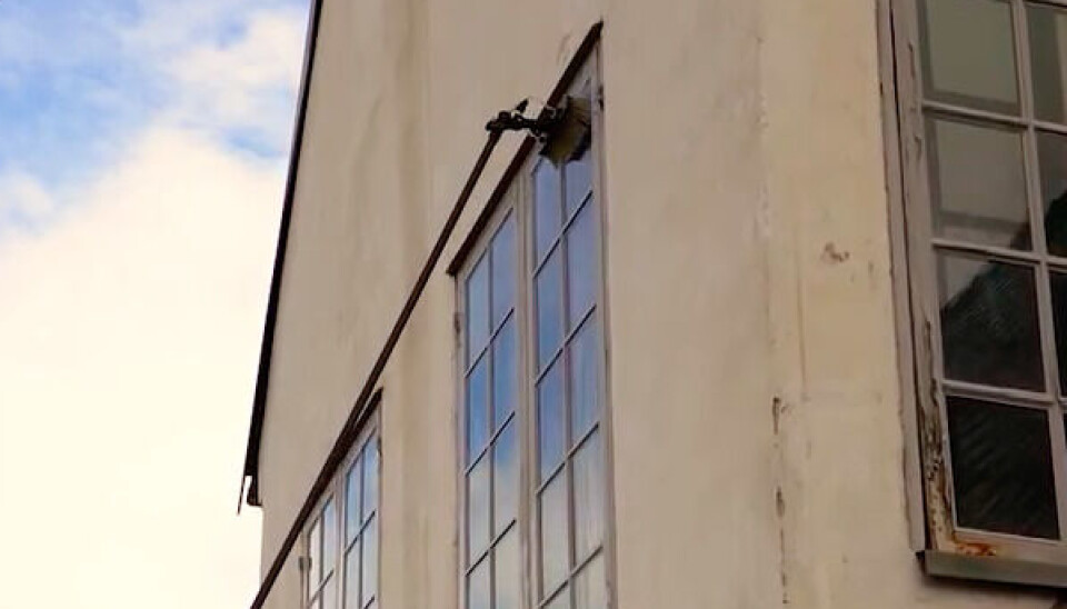 Etter 20 år får Oslo Ladegårds vinduer endelig en vask: – Vi er veldig glade Oslo ladegård vaskes