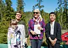 Kronprinsesse Mette-Marit besøker Framtidsbibliotekskogen i Nordmarka sammen med forfatterne Judith Schalansky (t.v.) og Ocean Vuong (t.h.).