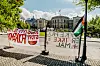 Oslo 20240528. Bannere foran Stortinget i Oslo. I dag anerkjenner Norge offisielt Palestina som en uavhengig stat sammen med Spania og Irland. Palestina vil heretter være anerkjent som stat av 145 av FNs 193 medlemsland.Foto: Stian Lysberg Solum / NTB