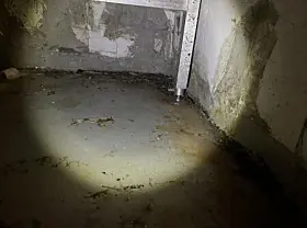 Skitt på rom nede i kjeller med øltank.