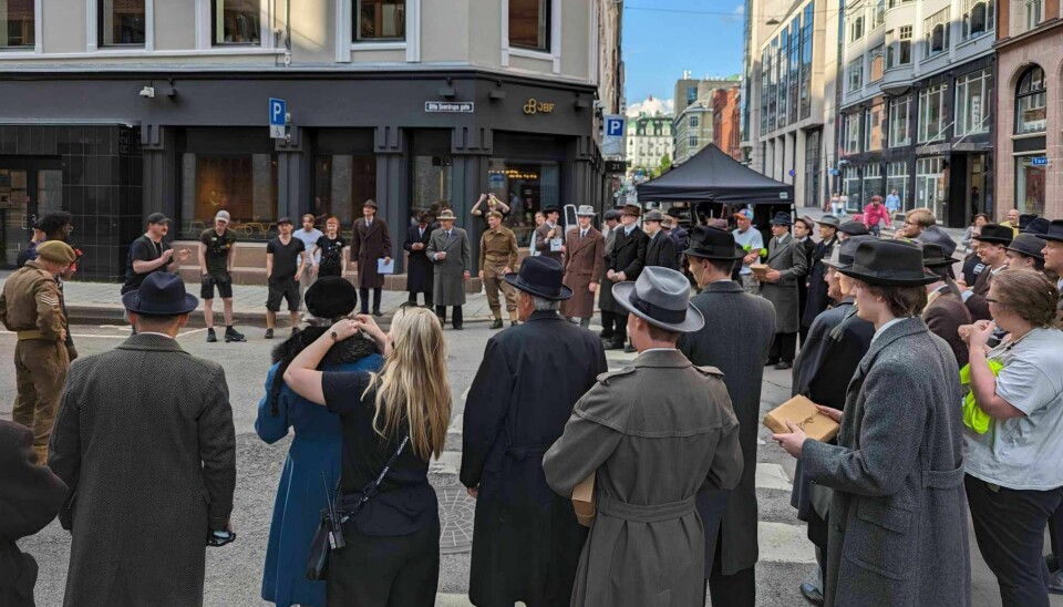 Forrige fredag var det store folkemengder rundt Rosenkrantz gate / Otto Sverdrups gate ved Kontraskjæret. Dette var statister, som tok del i innspillingen av den kommende storfilmen om senkingen av det tyske krigsskipet Blücher.