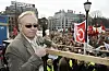 Oslo 20030322. Stor Irak-demonstrasjon i Oslo sentrum mot krigen.Flere tusen mennesker demonstrerte mot krigen i Irak. Demonstrasjonen startet med appeller foran Stortinget. Fredsaktivist Petter Nome sa til stor applaus at USAs president George W. Bush har sørget for å bli et symbol sammen med Osama bin Laden på religiøs fanatisme, hensynsløs vold og forakt for internasjonal rett.