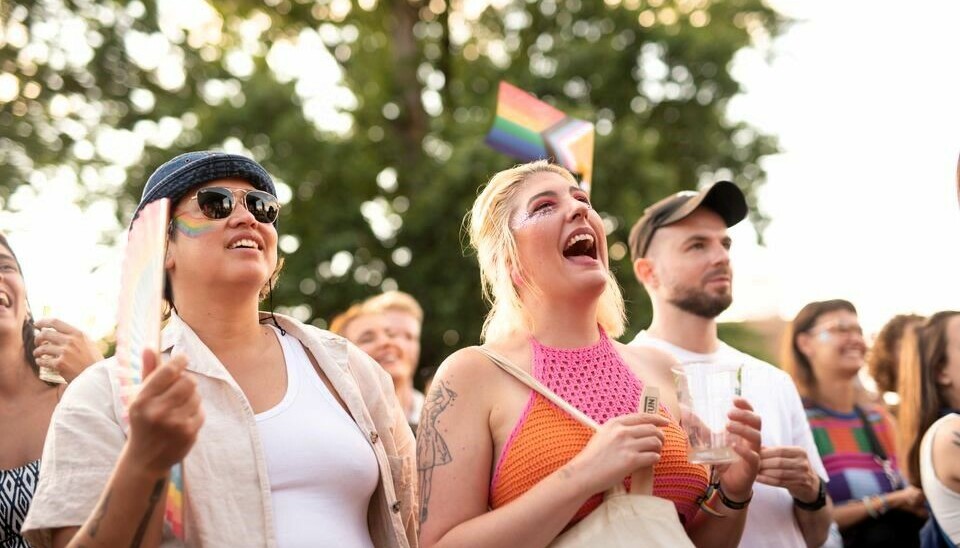 Publikum koser seg i Pride Park i fjor.