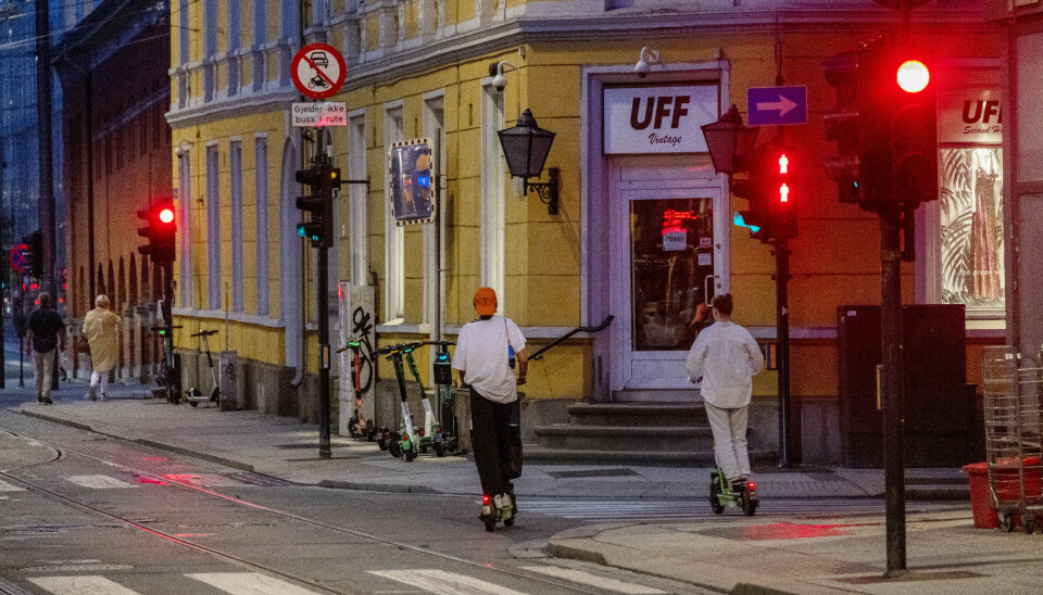 Oslo 20210727. Elsparkesykler kjører på rødt lys i Oslo sentrum i kveldsmørket.Foto: Geir Olsen / NTB