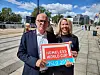 Major i Frelsesarmeen og prosjektleder for VM i gatefotball, Knut Haugsvær (til v.) sammen med landslagstrener Cathrine Johansen på Rådhusplassen. Foto: Arnsten Linstad