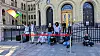 Palestina-aktivistene har låst seg med lenker, lim og låser til Stortingets gjerdet.