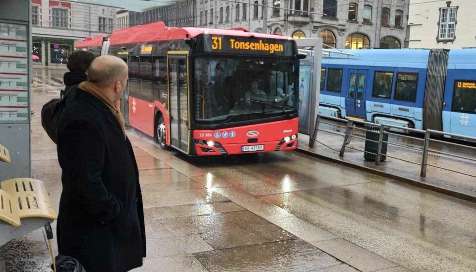 Buss trikk passasjerer på Jernbanetorget Foto: Arnsten Linstad