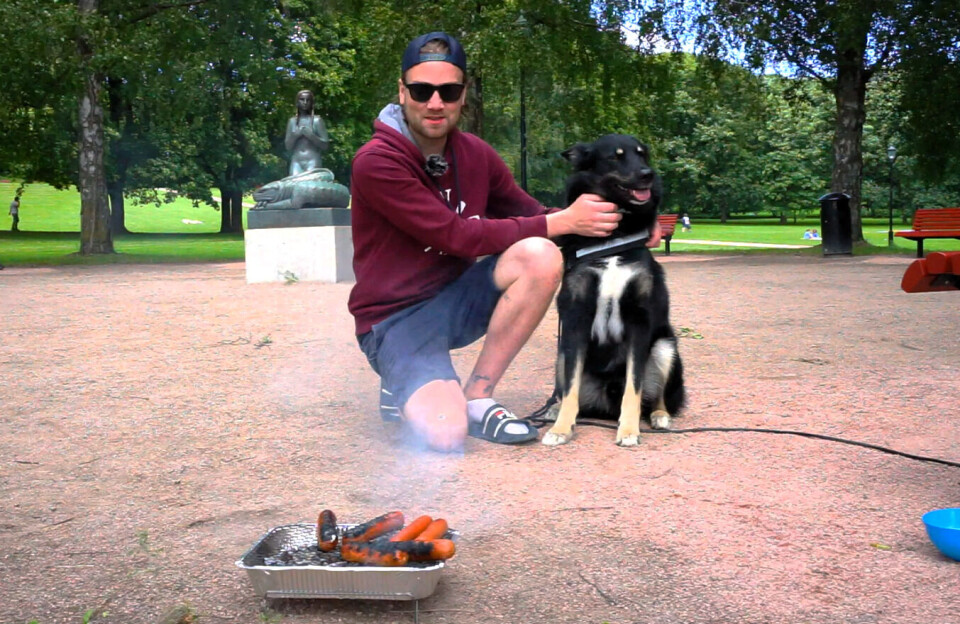 Marius (29) forteller at de plasserte grillen på sand for å unngå å sette fyr på Frognerparken.