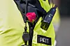 Oslo 20220625. En politikonstabel med en blomst i uniformen ved London Pub hvor en stor gruppe mennesker har samlet seg for å legge ned blomster.Foto: Håkon Mosvold Larsen / NTB