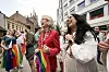Oslo 20240629. Oslos ordfører Anne Lindboe og kultur- og likestillingsminister Lubna Jaffery (Ap) under paraden. Pride-paraden, som feirer skeivt mangfold, markerer uoppnådde rettigheter og forsvarer eksisterende rettigheter, går fra Grønland til Pride Park i Sofienbergparken i Oslo lørdag.Foto: Frederik Ringnes / NTB