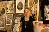 Trine Grimm viser fram kunsten sin i Tons of Art teltet. Foto: Olav Helland