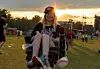Rødt-politiker Rina Wesenberg fra Grorud lot politikk være politikk og nøt musikken og folkelivet på Ekebergsletta. Foto: Olav Helland