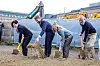 Oslo 20240612. Helse- og omsorgsminister Jan Christian Vestre (Ap) tar første spadetak på Nye Rikshospitalet sammen med Oslos ordfører Anne Lindboe.