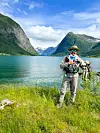 Arda Kurekci på fisketur i Sunnfjord kommune.