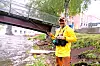 Akerselva er faktisk en ren elv hvor fiskere i sesongen kan dra opp laks. Det er Arda Kurekci glad for.