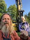 Naturverner Helge Braathen sammen med 92 år gamle Mimi Bing Øverlie.