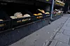 Faiz Alam og firmaet Nesthood har vært mye innom Grønland og hjulpet diverse dagligvarebutikker. Et av tipsene som går igjen er å heve matvarene som står ute opp fra bakken.